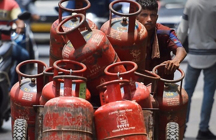  आम आदमी को लगा महंगाई का झटका,दिल्ली में कमर्शियल LPG सिलेंडर हुआ महंगा