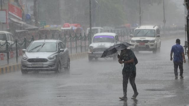  दिल्ली-NCR में तेज बारिश,कई इलाकों में भरा पानी,बाढ़ से तेलंगाना में तबाही