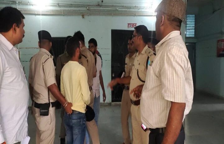  बिहार पुलिस के एग्जाम में चोरी करते हुए 4 अभ्यर्थियों को किया गिरफ्तार,मुस्तैदी के बाद भी पकड़े गए इलेक्ट्रॉनिक डिवाइस के साथ