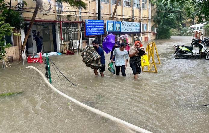  चेन्नई में दिख रहा है मिचौंग तूफान का सबसे ज्यादा असर,हर तरफ लगा है बाढ़ का पानी