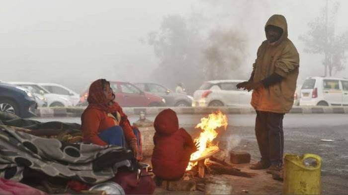  राजधानी दिल्ली में ठंड से लोगों का हाल हुआ बेहाल,4 डिग्री तक पहुंचा तापमान
