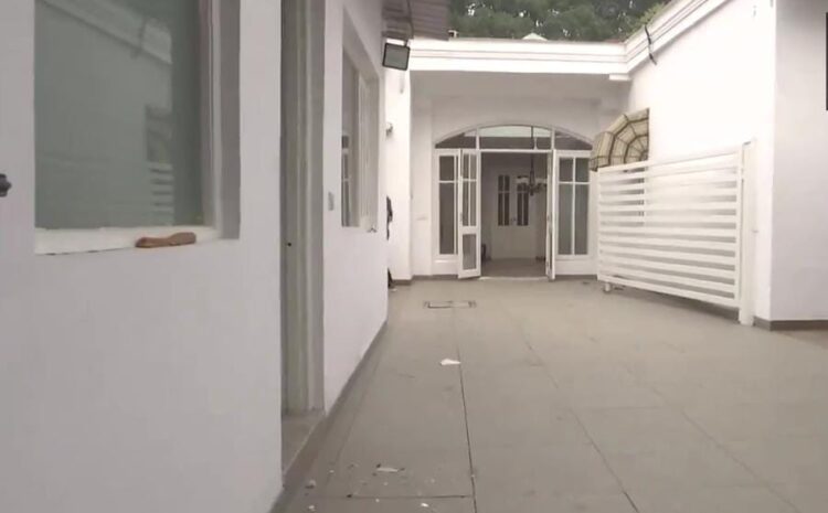  महुआ मोइत्रा ने आज खाली किया अपना सरकारी बंगला,ताला लगाने के बाद महुआ के स्टाफ ने संपदा विभाग को सौंपी आवास की चाबी