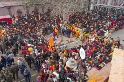  रामलला के दर्शन के लिए अयोध्या में जुटी भारी भीड़,प्रशासन के सामने खड़ी हुई भीड़ को संभालने की चुनौती
