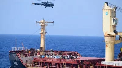  सोमालिया के 35 जलदस्युओं ने किया आत्मसमर्पण,भारतीय नौसेना के सामने समुद्री लुटेरों ने किया सरेंडर