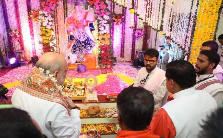  पित्रेश्वर हनुमान मंदिर में अमित शाह ने की पूजा-अर्चना,’मां के नाम’ लगाया पीपल का पौधा