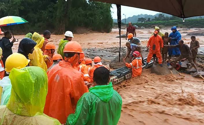  वायनाड क्षेत्र में भूस्खलन से फंसे लोगों को बचाने में जुटी सेना,रेस्क्यू को और किया गया तेज