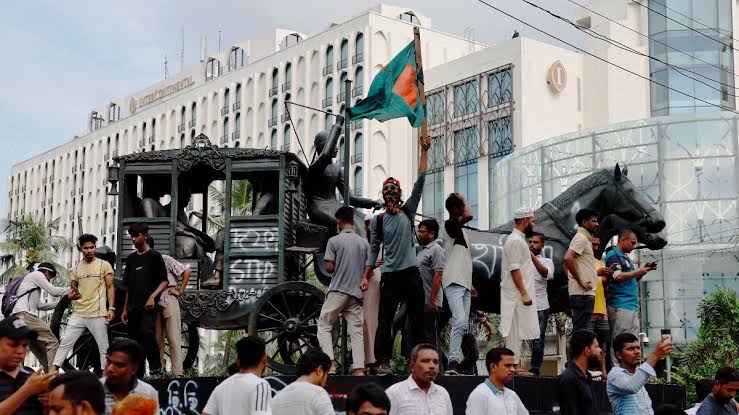  बांग्लादेश में एक बार फिर से शुरू हुआ विरोध प्रदर्शन,चीफ जस्टिस सहित सभी न्यायाधीशों के इस्तीफे की कर रहे हैं मांग