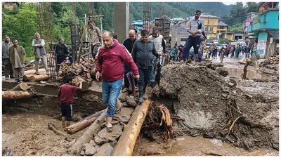  देवभूमि हिमाचल प्रदेश में तबाही, बादल फटने के बाद से 45 लोग लापता, सर्च ऑपरेशन अब भी जारी