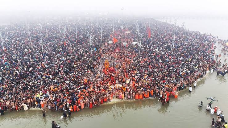  संगम तट पर श्रद्धालुओं का आज 11वां दिन भी लगा है तांता,महाकुंभ में नहीं कम हो रही है श्रद्धालुओं की भीड़